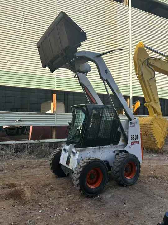 Second Hand BOBCAT S300 Skid-steer Loader with Very Good Performance Is for Sale at a Low Price - מעמיס היגוי החלקה: תמונה 5 Second Hand BOBCAT S300 Skid-steer Loader with Very Good Performance Is for Sale at a Low Price - מעמיס היגוי החלקה: תמונה 5