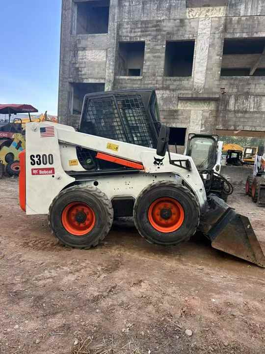 Second Hand BOBCAT S300 Skid-steer Loader with Very Good Performance Is for Sale at a Low Price - מעמיס היגוי החלקה: תמונה 2 Second Hand BOBCAT S300 Skid-steer Loader with Very Good Performance Is for Sale at a Low Price - מעמיס היגוי החלקה: תמונה 2