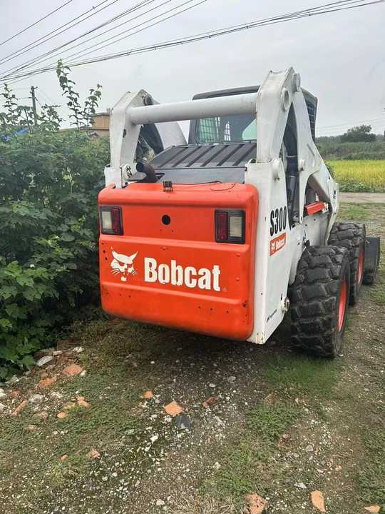 Second Hand BOBCAT S300 Skid-steer Loader with Very Good Performance Is for Sale at a Low Price - מעמיס היגוי החלקה: תמונה 4 Second Hand BOBCAT S300 Skid-steer Loader with Very Good Performance Is for Sale at a Low Price - מעמיס היגוי החלקה: תמונה 4
