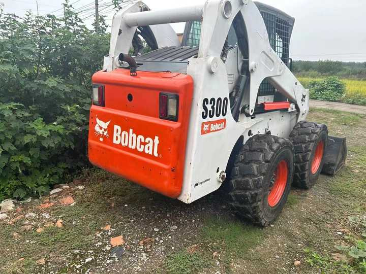 Second Hand BOBCAT S300 Skid-steer Loader with Very Good Performance Is for Sale at a Low Price - מעמיס היגוי החלקה: תמונה 5 Second Hand BOBCAT S300 Skid-steer Loader with Very Good Performance Is for Sale at a Low Price - מעמיס היגוי החלקה: תמונה 5