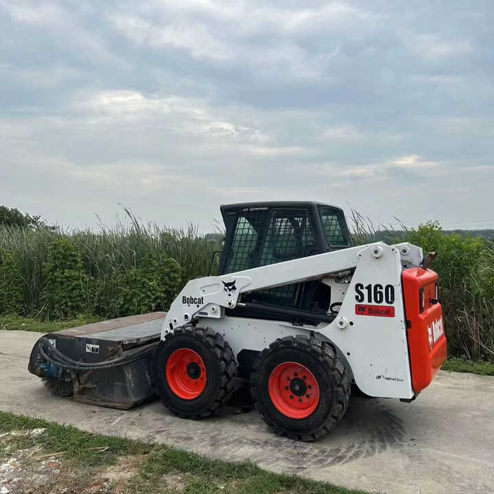 USED BOBCAT S160 Skid-steer Loader Bobcat S160 Carry Sweeper with Very Good Performance Is for Sale at a Low Price. - מעמיס היגוי החלקה: תמונה 1 USED BOBCAT S160 Skid-steer Loader Bobcat S160 Carry Sweeper with Very Good Performance Is for Sale at a Low Price. - מעמיס היגוי החלקה: תמונה 1
