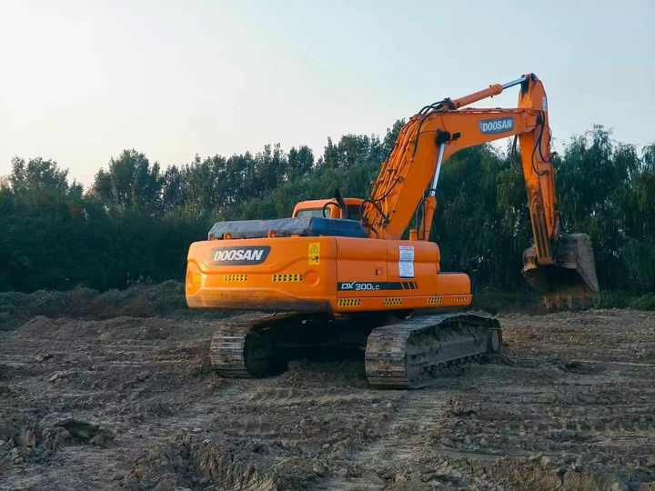 Used Doosan Dx300 2014 Model Excavator Second Hand Machine Popular Brand Korean Doosan Hydraulic Machinery - מחפר סורק: תמונה 4 Used Doosan Dx300 2014 Model Excavator Second Hand Machine Popular Brand Korean Doosan Hydraulic Machinery - מחפר סורק: תמונה 4