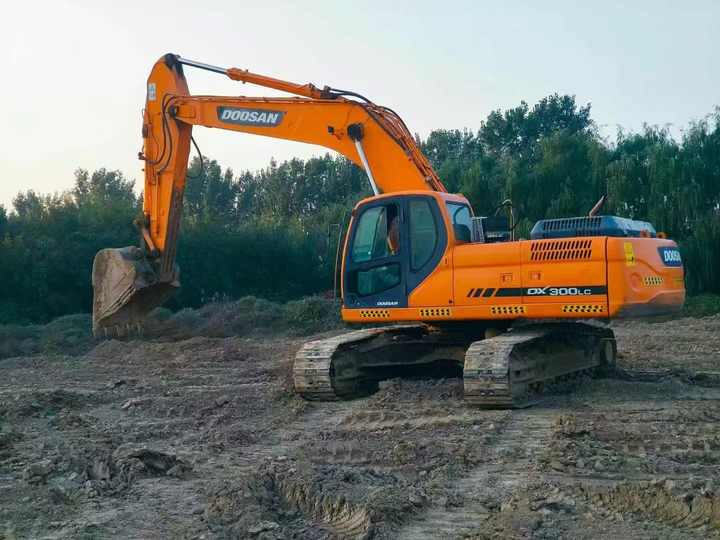 Used Doosan Dx300 2014 Model Excavator Second Hand Machine Popular Brand Korean Doosan Hydraulic Machinery - מחפר סורק: תמונה 2 Used Doosan Dx300 2014 Model Excavator Second Hand Machine Popular Brand Korean Doosan Hydraulic Machinery - מחפר סורק: תמונה 2
