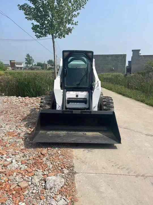 Very Low Price American Brand Used Bobcat S330 Skid Steer Loader with Superior Performance for Sale S160/S180/S300 in Stock - מעמיס היגוי החלקה: תמונה 2 Very Low Price American Brand Used Bobcat S330 Skid Steer Loader with Superior Performance for Sale S160/S180/S300 in Stock - מעמיס היגוי החלקה: תמונה 2