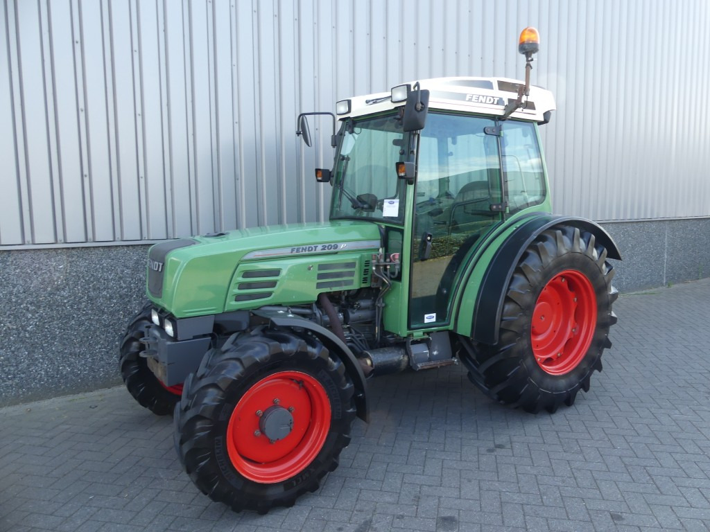Fendt 209P - טרקטור קומפקטי: תמונה 1 Fendt 209P - טרקטור קומפקטי: תמונה 1