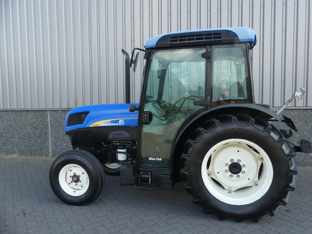 NEW HOLLAND T4040F - טרקטור קומפקטי: תמונה 2 NEW HOLLAND T4040F - טרקטור קומפקטי: תמונה 2
