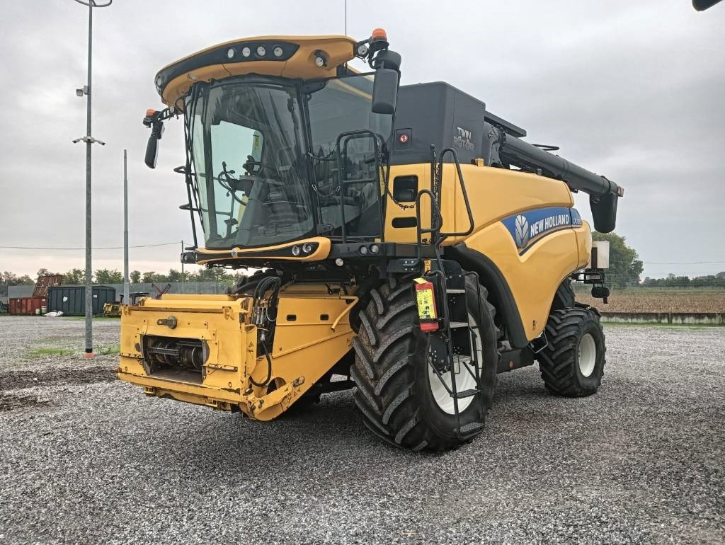 New Holland CR 7.90 - מקצרת קומבינה: תמונה 2 New Holland CR 7.90 - מקצרת קומבינה: תמונה 2