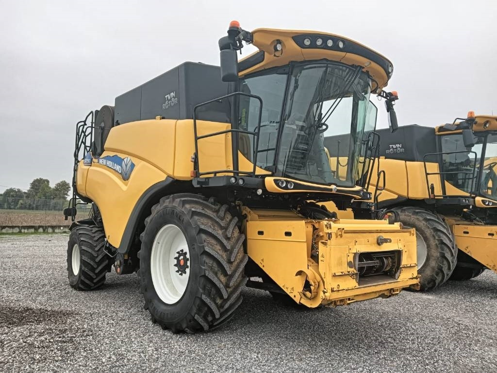 New Holland CR 7.90 - מקצרת קומבינה: תמונה 1 New Holland CR 7.90 - מקצרת קומבינה: תמונה 1