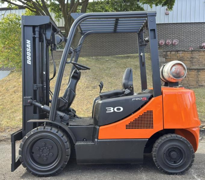 Doosan Chariot élévateur 3t gaz DOOSAN fenwick - מלגזת LPG: תמונה 1 Doosan Chariot élévateur 3t gaz DOOSAN fenwick - מלגזת LPG: תמונה 1