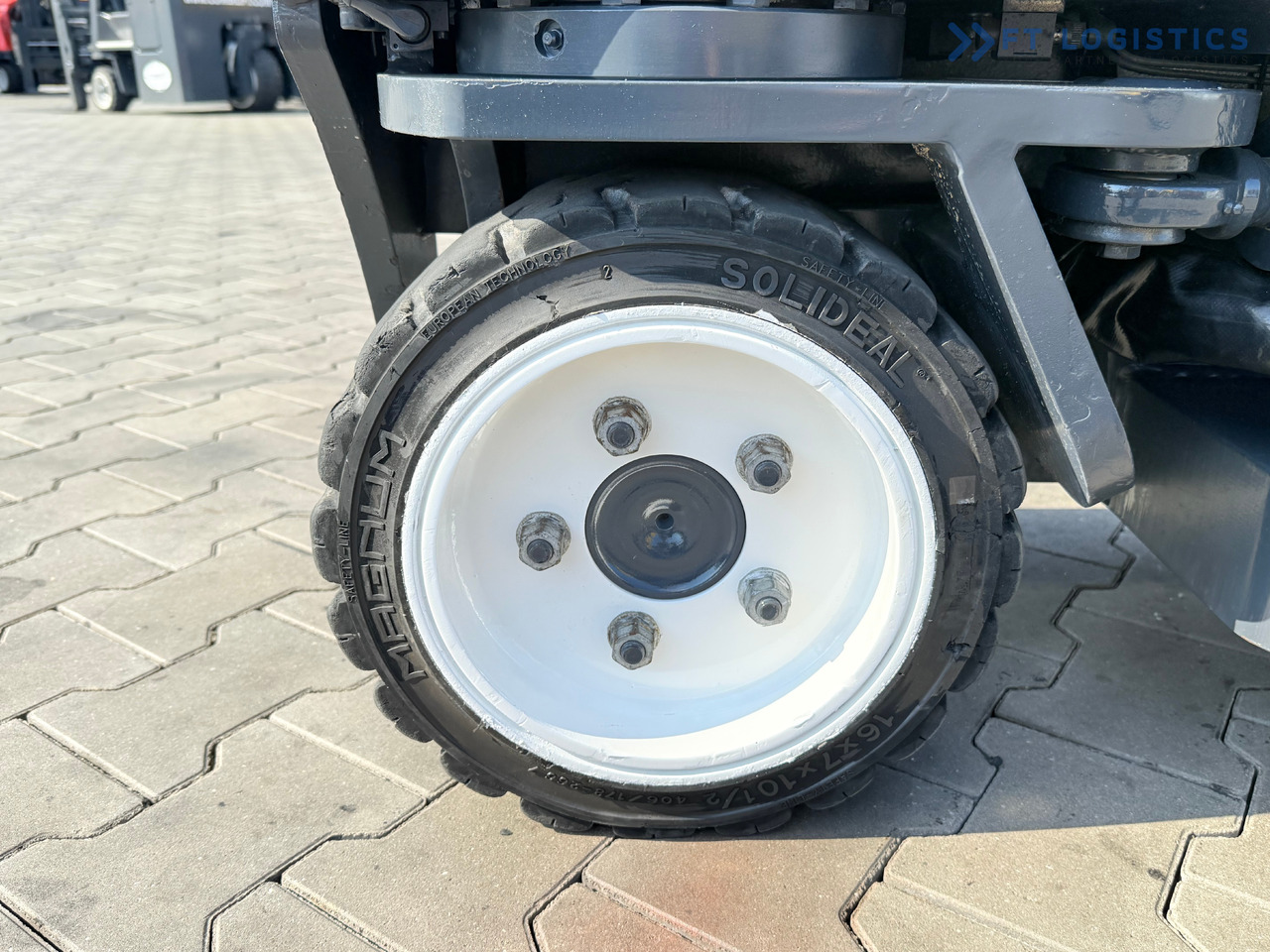 COMBILIFT C3000 / GAS / TRIPLEX - 4900MM / ONLY 1537 HOURS / FORK POSITIONER / CABIN / LIKE NEW - משאית הגעה ב-4 דרכים: תמונה 5 COMBILIFT C3000 / GAS / TRIPLEX - 4900MM / ONLY 1537 HOURS / FORK POSITIONER / CABIN / LIKE NEW - משאית הגעה ב-4 דרכים: תמונה 5