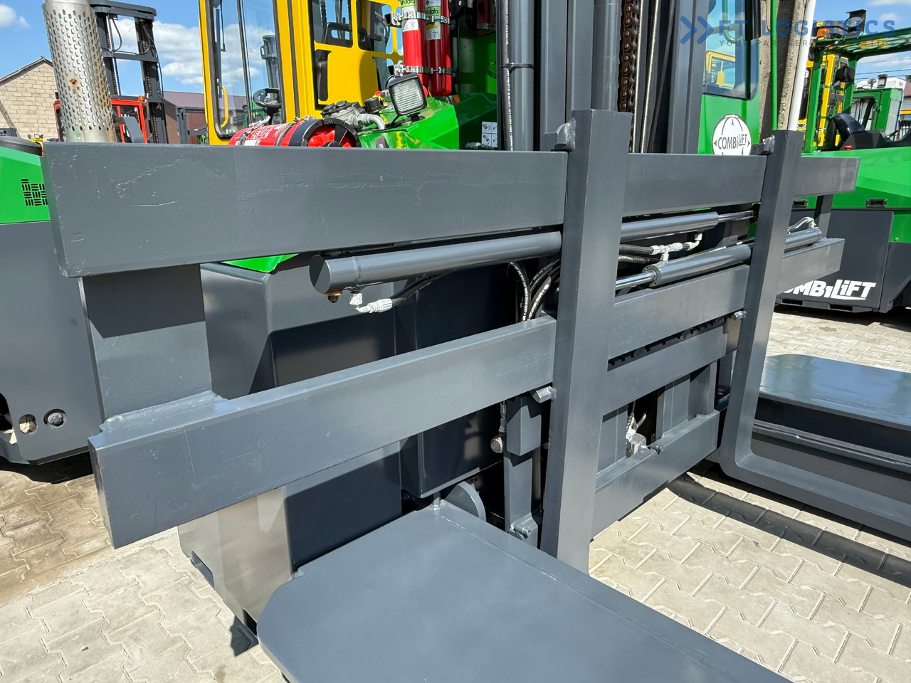 COMBILIFT C5000E / ELECTRIC / TRIPLEX 8300MM / FULL FREE LIFT / WIDE POSITIONER / FORK SIDESHIFT / BATTERY LIKE NEW - משאית הגעה ב-4 דרכים: תמונה 5 COMBILIFT C5000E / ELECTRIC / TRIPLEX 8300MM / FULL FREE LIFT / WIDE POSITIONER / FORK SIDESHIFT / BATTERY LIKE NEW - משאית הגעה ב-4 דרכים: תמונה 5