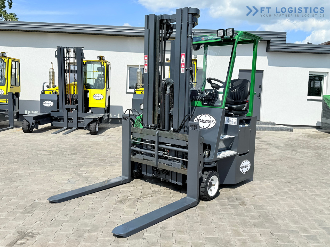 COMBILIFT CB2500 / DIESEL / EXTENDABLE FORKS / TRIPLEX / 5500MM / FREE LIFT / SIDE SHIFT / FORK POSITIONER / LIKE NEW - משאית הגעה ב-4 דרכים: תמונה 2 COMBILIFT CB2500 / DIESEL / EXTENDABLE FORKS / TRIPLEX / 5500MM / FREE LIFT / SIDE SHIFT / FORK POSITIONER / LIKE NEW - משאית הגעה ב-4 דרכים: תמונה 2