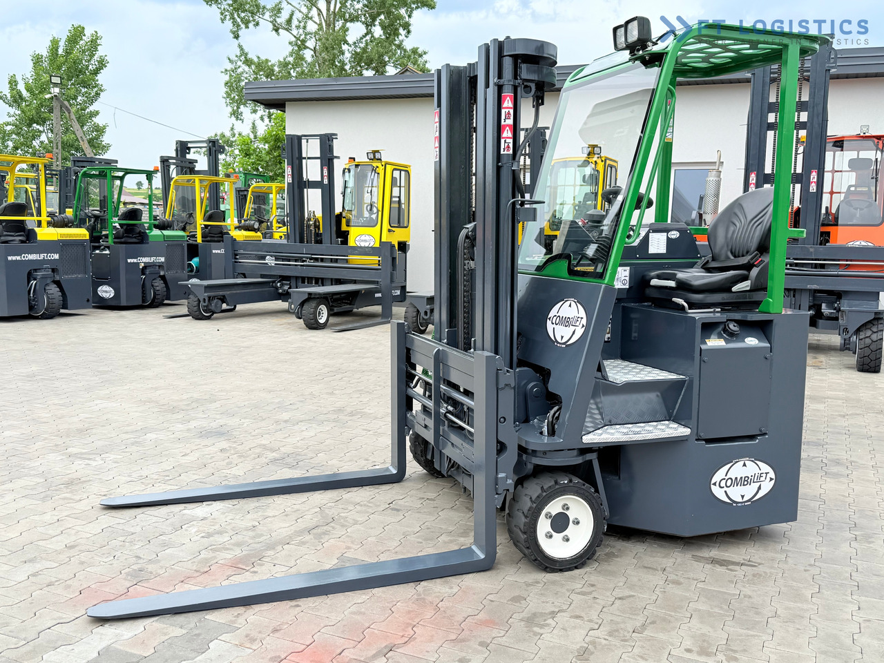 COMBILIFT CB3000 / DIESEL / TRIPLEX 4900MM / FREE LIFT / SIDESHIFT / FORK POSITIONER / 1500MM FORKS / LIKE NEW - משאית הגעה ב-4 דרכים: תמונה 2 COMBILIFT CB3000 / DIESEL / TRIPLEX 4900MM / FREE LIFT / SIDESHIFT / FORK POSITIONER / 1500MM FORKS / LIKE NEW - משאית הגעה ב-4 דרכים: תמונה 2