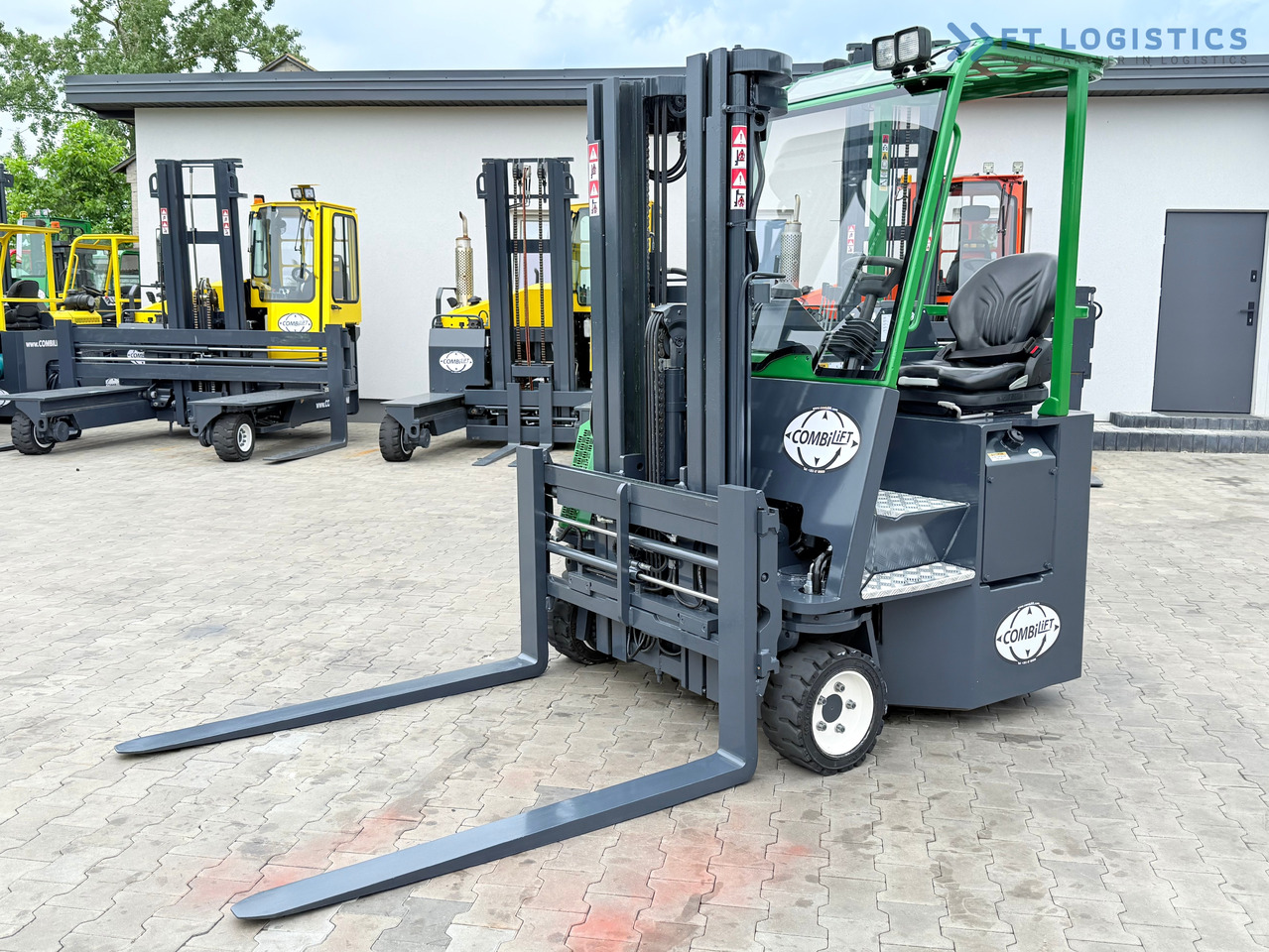 COMBILIFT CB3000 / DIESEL / TRIPLEX 4900MM / FREE LIFT / SIDESHIFT / FORK POSITIONER / 1500MM FORKS / LIKE NEW - משאית הגעה ב-4 דרכים: תמונה 1 COMBILIFT CB3000 / DIESEL / TRIPLEX 4900MM / FREE LIFT / SIDESHIFT / FORK POSITIONER / 1500MM FORKS / LIKE NEW - משאית הגעה ב-4 דרכים: תמונה 1