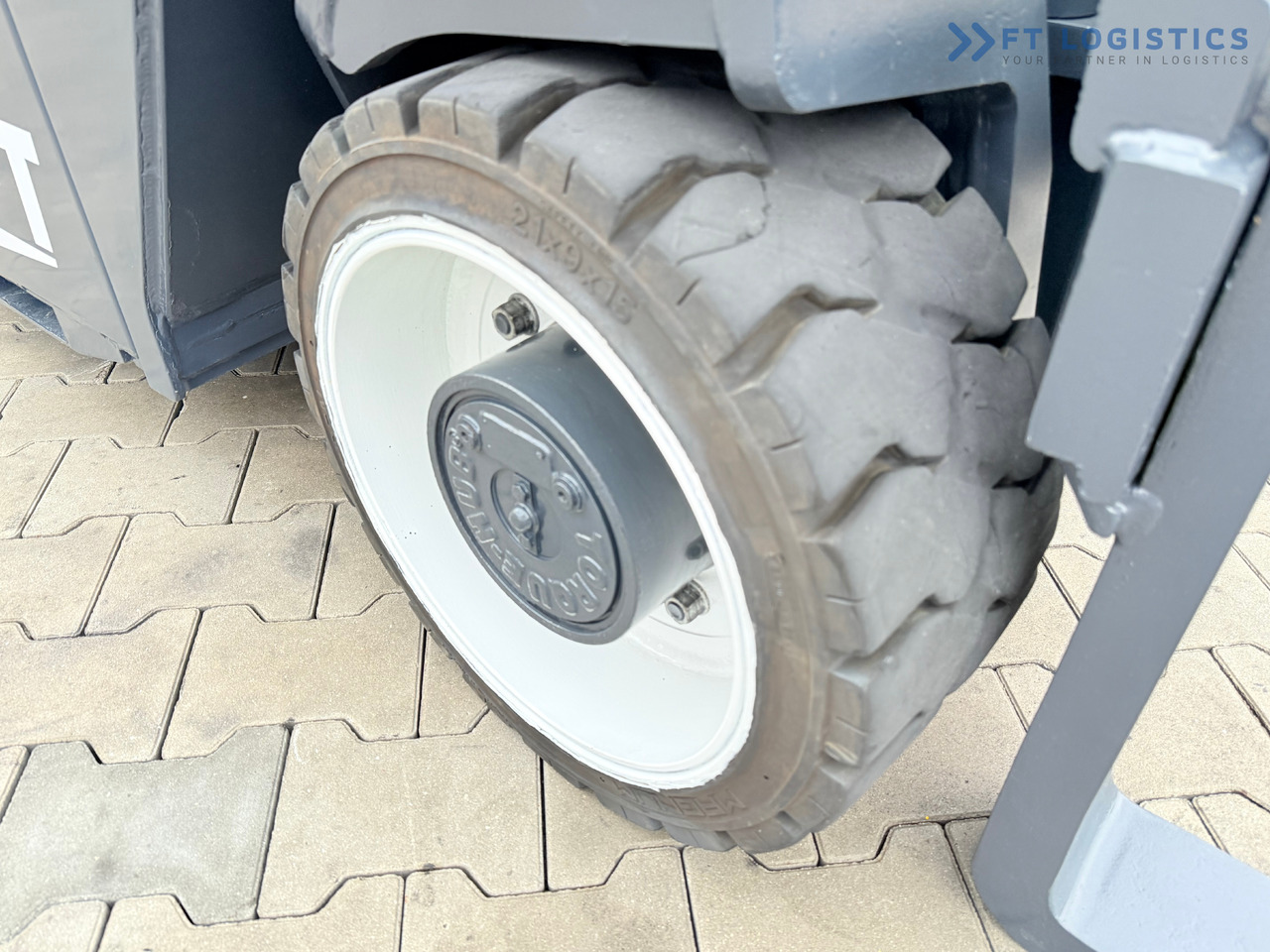 COMBILIFT Combilift CBE4000 / TRIPLEX 5200MM / ELECTRIC / FREE LIFT / FORK POSITIONER / SIDESHIFT / LIKE NEW - משאית הגעה ב-4 דרכים: תמונה 5 COMBILIFT Combilift CBE4000 / TRIPLEX 5200MM / ELECTRIC / FREE LIFT / FORK POSITIONER / SIDESHIFT / LIKE NEW - משאית הגעה ב-4 דרכים: תמונה 5
