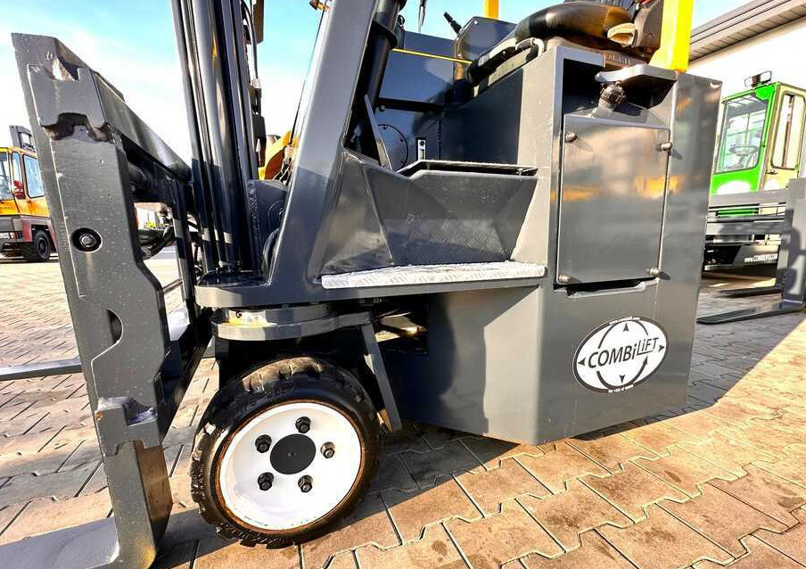 Combilift C2500CB - DIESEL - TRIPLEX - 2018 - LIKE NEW - משאית הגעה ב-4 דרכים: תמונה 5 Combilift C2500CB - DIESEL - TRIPLEX - 2018 - LIKE NEW - משאית הגעה ב-4 דרכים: תמונה 5