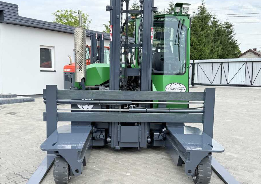 Combilift C3000 / DIESEL / DUPLEX 4000MM / WIDE FORK POSITIONER / FULL CABIN - משאית הגעה ב-4 דרכים: תמונה 4 Combilift C3000 / DIESEL / DUPLEX 4000MM / WIDE FORK POSITIONER / FULL CABIN - משאית הגעה ב-4 דרכים: תמונה 4