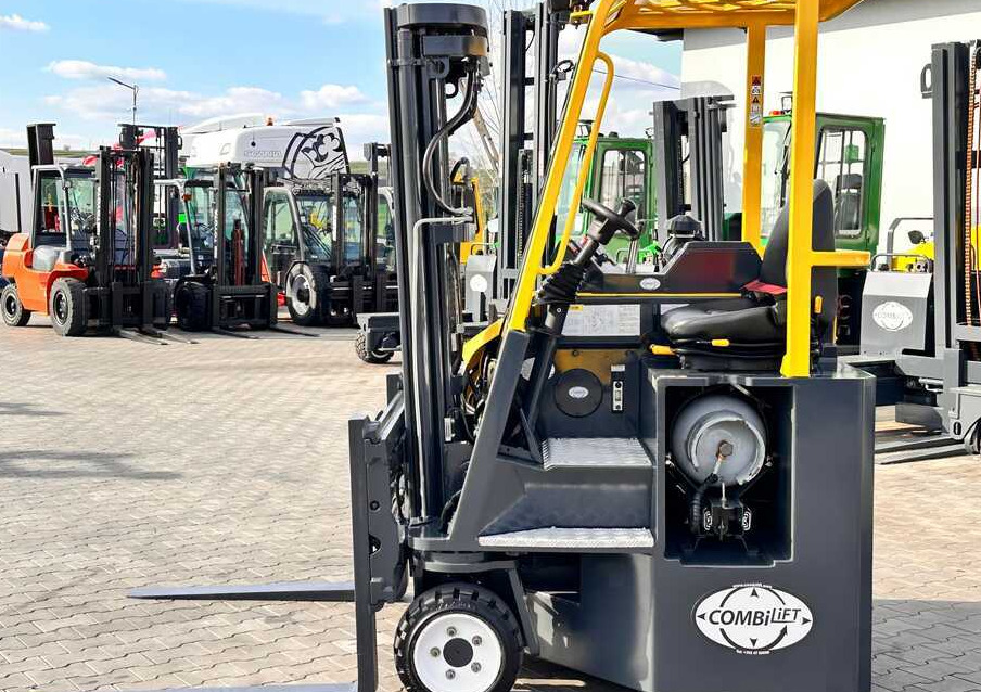 Combilift C3000CB / GAS / TRIPLEX / 4900MM / FREE LIFT / FORK POSITIONER / SIC3000CB / GAS / TRIPLEX / 4900MM / FREE LIFT / FORK POSITIONER / SIDE SHIFT / LIKE NEWDE SHIFT / LIKE NEW - משאית הגעה ב-4 דרכים: תמונה 4 Combilift C3000CB / GAS / TRIPLEX / 4900MM / FREE LIFT / FORK POSITIONER / SIC3000CB / GAS / TRIPLEX / 4900MM / FREE LIFT / FORK POSITIONER / SIDE SHIFT / LIKE NEWDE SHIFT / LIKE NEW - משאית הגעה ב-4 דרכים: תמונה 4