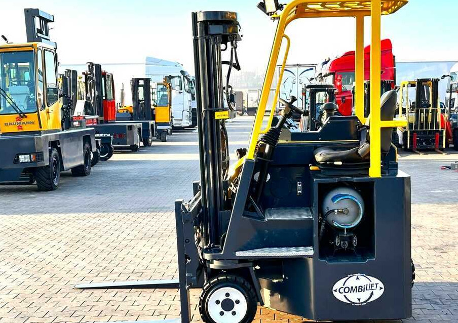 Combilift C3000CB / LPG / TRIPLEX - 4900MM / LPG / FREE LIFT / POSITIONER / FORK SIDE SHIFT / ONLY 7454 MTH / LIKE NEW - משאית הגעה ב-4 דרכים: תמונה 3 Combilift C3000CB / LPG / TRIPLEX - 4900MM / LPG / FREE LIFT / POSITIONER / FORK SIDE SHIFT / ONLY 7454 MTH / LIKE NEW - משאית הגעה ב-4 דרכים: תמונה 3