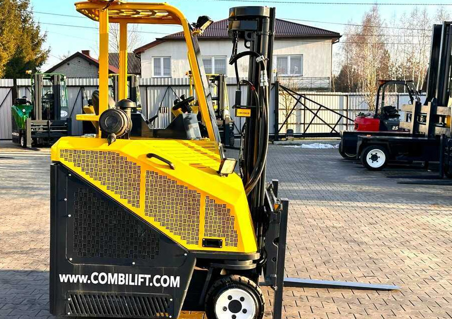 Combilift C3000CB / LPG / TRIPLEX - 4900MM / LPG / FREE LIFT / POSITIONER / FORK SIDE SHIFT / ONLY 7454 MTH / LIKE NEW - משאית הגעה ב-4 דרכים: תמונה 5 Combilift C3000CB / LPG / TRIPLEX - 4900MM / LPG / FREE LIFT / POSITIONER / FORK SIDE SHIFT / ONLY 7454 MTH / LIKE NEW - משאית הגעה ב-4 דרכים: תמונה 5