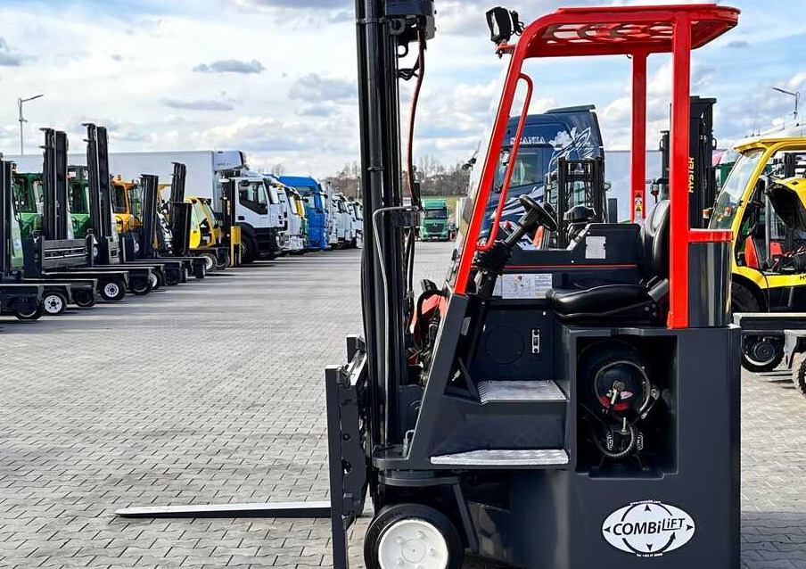 Combilift C3000CB / LPG / TRIPLEX / 5500MM / FREE LIFT / SIDE SHIFT + FORK POSITIONER / LIKE NEW - משאית הגעה ב-4 דרכים: תמונה 2 Combilift C3000CB / LPG / TRIPLEX / 5500MM / FREE LIFT / SIDE SHIFT + FORK POSITIONER / LIKE NEW - משאית הגעה ב-4 דרכים: תמונה 2