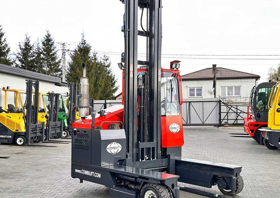 Combilift C4000 / DIESEL / TRIPLEX / 8400MM / FREE LIFT / SIDESHIFT / LIKE NEW - משאית הגעה ב-4 דרכים: תמונה 5 Combilift C4000 / DIESEL / TRIPLEX / 8400MM / FREE LIFT / SIDESHIFT / LIKE NEW - משאית הגעה ב-4 דרכים: תמונה 5
