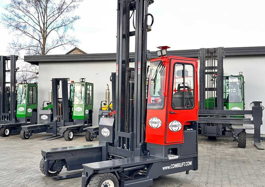 Combilift C4000 / DIESEL / TRIPLEX / 8400MM / FREE LIFT / SIDESHIFT / LIKE NEW - משאית הגעה ב-4 דרכים: תמונה 1 Combilift C4000 / DIESEL / TRIPLEX / 8400MM / FREE LIFT / SIDESHIFT / LIKE NEW - משאית הגעה ב-4 דרכים: תמונה 1