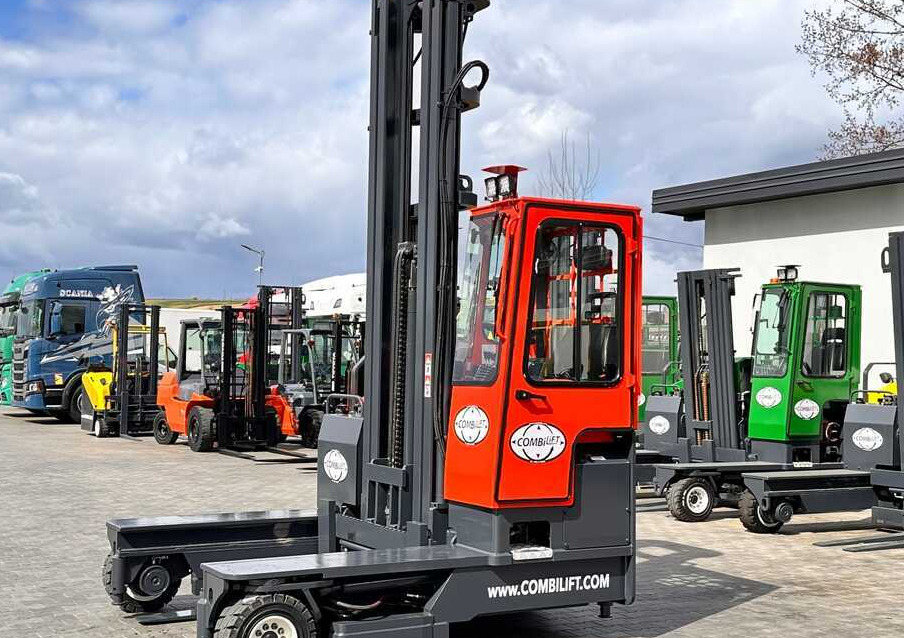 Combilift C4000 / DIESEL / TRIPLEX / 8400MM / FREE LIFT / SIDESHIFT / LIKE NEW - משאית הגעה ב-4 דרכים: תמונה 1 Combilift C4000 / DIESEL / TRIPLEX / 8400MM / FREE LIFT / SIDESHIFT / LIKE NEW - משאית הגעה ב-4 דרכים: תמונה 1