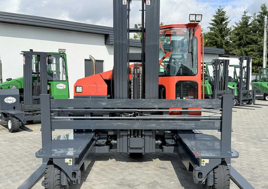 Combilift C4500 / DIESEL / TRIPLEX - 6420MM / FREE-LIFT / WIDE FORK POSITIONER - משאית הגעה ב-4 דרכים: תמונה 5 Combilift C4500 / DIESEL / TRIPLEX - 6420MM / FREE-LIFT / WIDE FORK POSITIONER - משאית הגעה ב-4 דרכים: תמונה 5