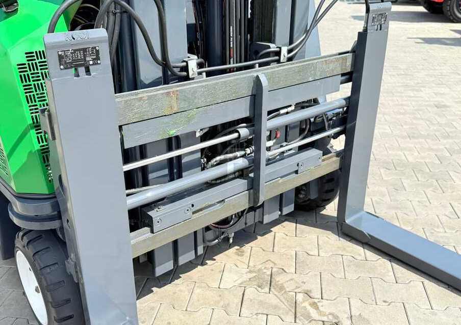Combilift CB2500 / DIESEL / EXTENDABLE FORKS / TRIPLEX / 5500MM / FREE LIFT / SIDE SHIFT / FORK POSITIONER / LIKE NEW - משאית הגעה ב-4 דרכים: תמונה 4 Combilift CB2500 / DIESEL / EXTENDABLE FORKS / TRIPLEX / 5500MM / FREE LIFT / SIDE SHIFT / FORK POSITIONER / LIKE NEW - משאית הגעה ב-4 דרכים: תמונה 4