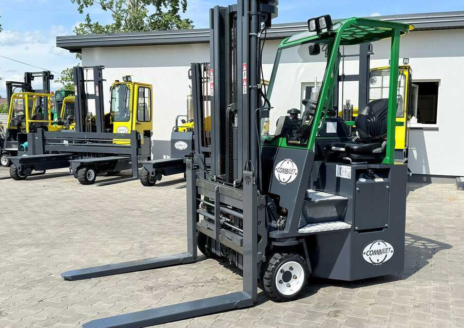 Combilift CB2500 / DIESEL / EXTENDABLE FORKS / TRIPLEX / 5500MM / FREE LIFT / SIDE SHIFT / FORK POSITIONER / LIKE NEW - משאית הגעה ב-4 דרכים: תמונה 2 Combilift CB2500 / DIESEL / EXTENDABLE FORKS / TRIPLEX / 5500MM / FREE LIFT / SIDE SHIFT / FORK POSITIONER / LIKE NEW - משאית הגעה ב-4 דרכים: תמונה 2
