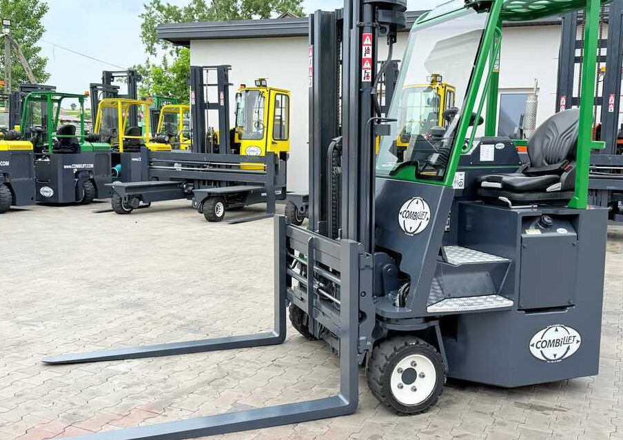 Combilift CB3000 / DIESEL / TRIPLEX 4900MM / FREE LIFT / SIDESHIFT / FORK POSITIONER / 1500MM FORKS / LIKE NEW - משאית הגעה ב-4 דרכים: תמונה 1 Combilift CB3000 / DIESEL / TRIPLEX 4900MM / FREE LIFT / SIDESHIFT / FORK POSITIONER / 1500MM FORKS / LIKE NEW - משאית הגעה ב-4 דרכים: תמונה 1