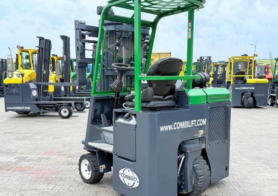 הַחכָּרָה  Combilift CB3000 / DIESEL / TRIPLEX 4900MM / FREE LIFT / SIDESHIFT / FORK POSITIONER / 1500MM FORKS / LIKE NEW Combilift CB3000 / DIESEL / TRIPLEX 4900MM / FREE LIFT / SIDESHIFT / FORK POSITIONER / 1500MM FORKS / LIKE NEW: תמונה 26
