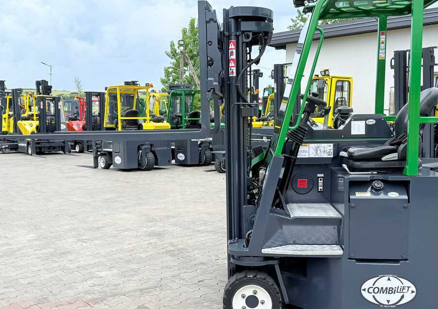 הַחכָּרָה  Combilift CB3000 / DIESEL / TRIPLEX 4900MM / FREE LIFT / SIDESHIFT / FORK POSITIONER / 1500MM FORKS / LIKE NEW Combilift CB3000 / DIESEL / TRIPLEX 4900MM / FREE LIFT / SIDESHIFT / FORK POSITIONER / 1500MM FORKS / LIKE NEW: תמונה 27