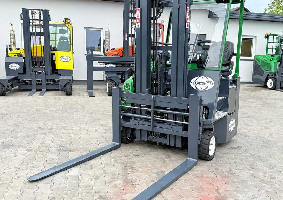 Combilift CB3000 / DIESEL / TRIPLEX 4900MM / FREE LIFT / SIDESHIFT / FORK POSITIONER / 1500MM FORKS / LIKE NEW - משאית הגעה ב-4 דרכים: תמונה 3 Combilift CB3000 / DIESEL / TRIPLEX 4900MM / FREE LIFT / SIDESHIFT / FORK POSITIONER / 1500MM FORKS / LIKE NEW - משאית הגעה ב-4 דרכים: תמונה 3