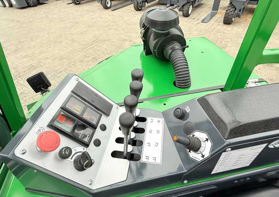 הַחכָּרָה  Combilift CB3000 / DIESEL / TRIPLEX 4900MM / FREE LIFT / SIDESHIFT / FORK POSITIONER / 1500MM FORKS / LIKE NEW Combilift CB3000 / DIESEL / TRIPLEX 4900MM / FREE LIFT / SIDESHIFT / FORK POSITIONER / 1500MM FORKS / LIKE NEW: תמונה 20