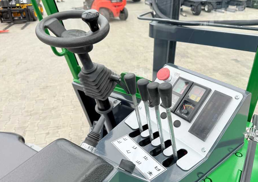 הַחכָּרָה  Combilift CB3000 / DIESEL / TRIPLEX 4900MM / FREE LIFT / SIDESHIFT / FORK POSITIONER / 1500MM FORKS / LIKE NEW Combilift CB3000 / DIESEL / TRIPLEX 4900MM / FREE LIFT / SIDESHIFT / FORK POSITIONER / 1500MM FORKS / LIKE NEW: תמונה 40