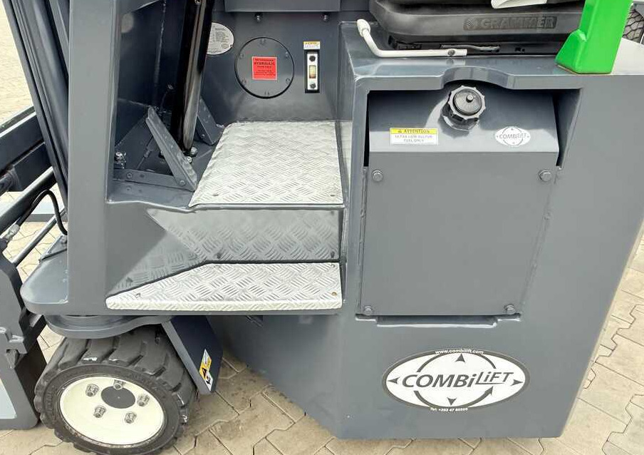 הַחכָּרָה  Combilift CB3000 / DIESEL / TRIPLEX 4900MM / FREE LIFT / SIDESHIFT / FORK POSITIONER / 1500MM FORKS / LIKE NEW Combilift CB3000 / DIESEL / TRIPLEX 4900MM / FREE LIFT / SIDESHIFT / FORK POSITIONER / 1500MM FORKS / LIKE NEW: תמונה 11