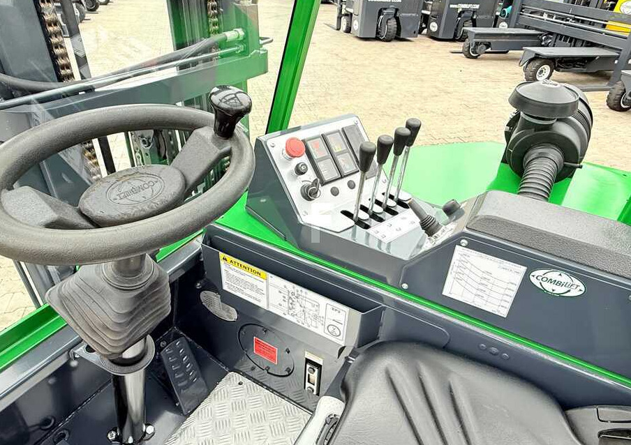 הַחכָּרָה  Combilift CB3000 / DIESEL / TRIPLEX 4900MM / FREE LIFT / SIDESHIFT / FORK POSITIONER / 1500MM FORKS / LIKE NEW Combilift CB3000 / DIESEL / TRIPLEX 4900MM / FREE LIFT / SIDESHIFT / FORK POSITIONER / 1500MM FORKS / LIKE NEW: תמונה 14