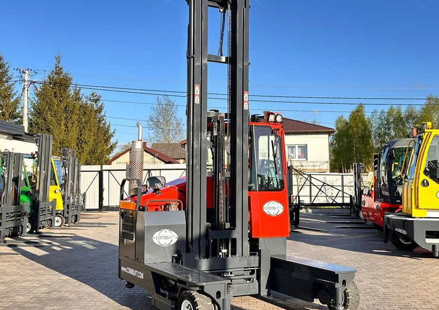 Combilift COMBILIFT C4000 – TRIPLEX 9300 mm – Year 2017 – GAS – FREE LIFT – FORK SIDE SHIFT – CONDITION 5/5 - משאית הגעה ב-4 דרכים: תמונה 5 Combilift COMBILIFT C4000 – TRIPLEX 9300 mm – Year 2017 – GAS – FREE LIFT – FORK SIDE SHIFT – CONDITION 5/5 - משאית הגעה ב-4 דרכים: תמונה 5
