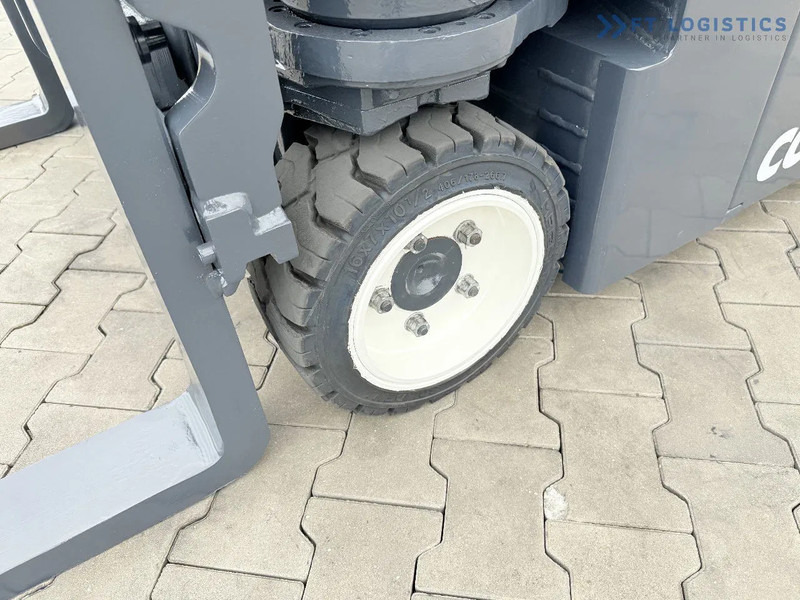 Combilift Combilift CBE2500 / TRIPLEX / 5500MM / FREE LIFT / ELECTRIC DRIVE / ONLY 2300 MTH / FORK POSITIONER / SIDE SHIFT / NEW TYRES / L - משאית הגעה ב-4 דרכים: תמונה 4 Combilift Combilift CBE2500 / TRIPLEX / 5500MM / FREE LIFT / ELECTRIC DRIVE / ONLY 2300 MTH / FORK POSITIONER / SIDE SHIFT / NEW TYRES / L - משאית הגעה ב-4 דרכים: תמונה 4