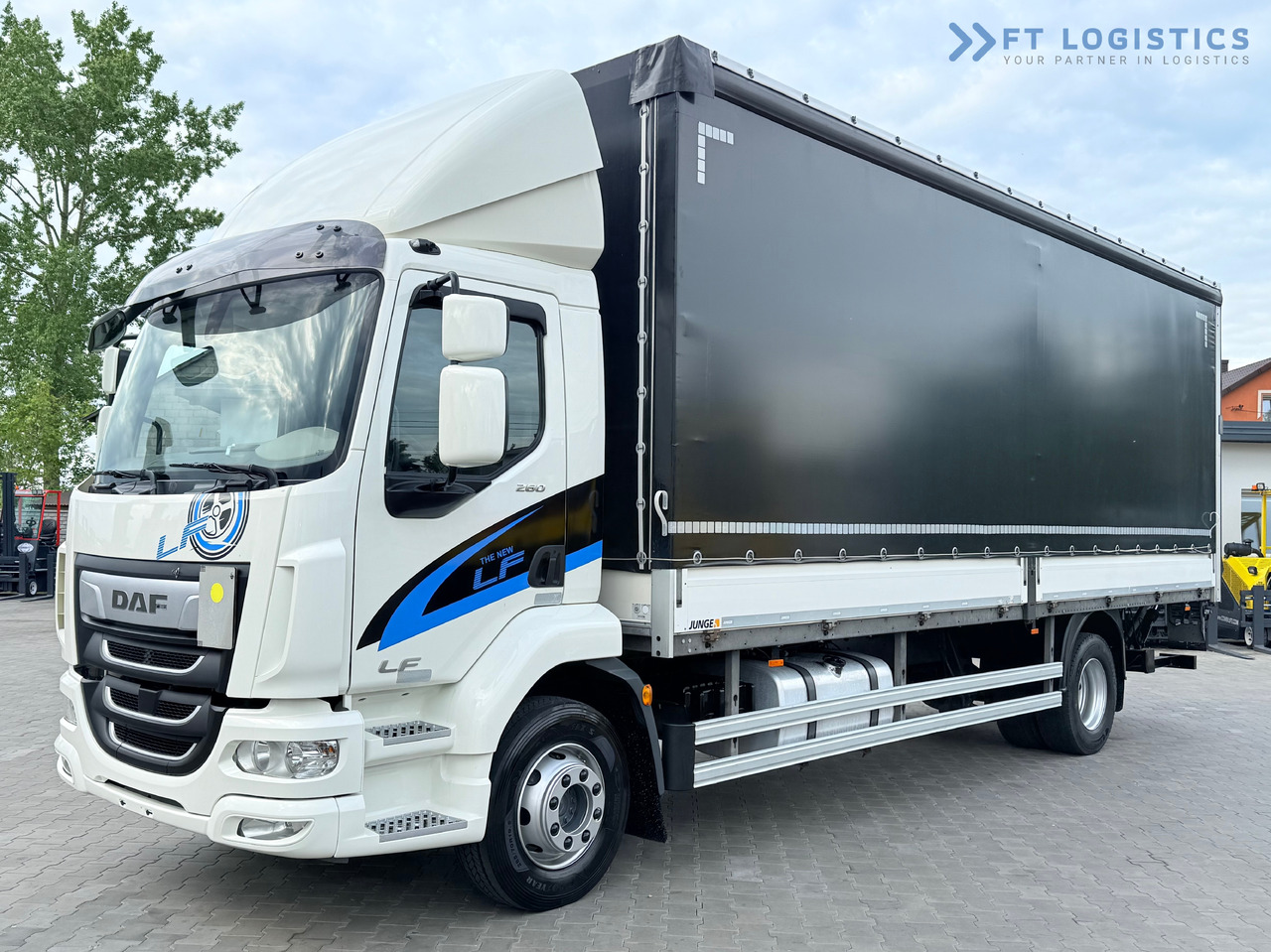 DAF LF 260 FA / AUTOMATIC / 9,255 kg PAYLOAD / 4x2 / 18 PALLETS / TAIL LIFT / SIDE BOARDS / EXCELLENT CONDITION! - משאית וילונות צד: תמונה 1 DAF LF 260 FA / AUTOMATIC / 9,255 kg PAYLOAD / 4x2 / 18 PALLETS / TAIL LIFT / SIDE BOARDS / EXCELLENT CONDITION! - משאית וילונות צד: תמונה 1