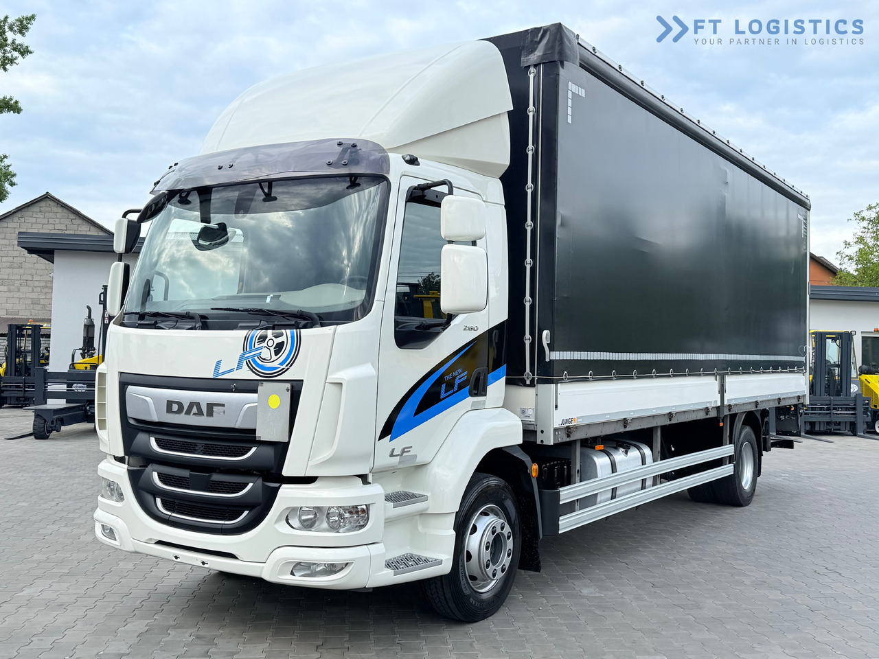 DAF LF 260 FA / AUTOMATIC / 9,255 kg PAYLOAD / 4x2 / 18 PALLETS / TAIL LIFT / SIDE BOARDS / EXCELLENT CONDITION! - משאית וילונות צד: תמונה 2 DAF LF 260 FA / AUTOMATIC / 9,255 kg PAYLOAD / 4x2 / 18 PALLETS / TAIL LIFT / SIDE BOARDS / EXCELLENT CONDITION! - משאית וילונות צד: תמונה 2