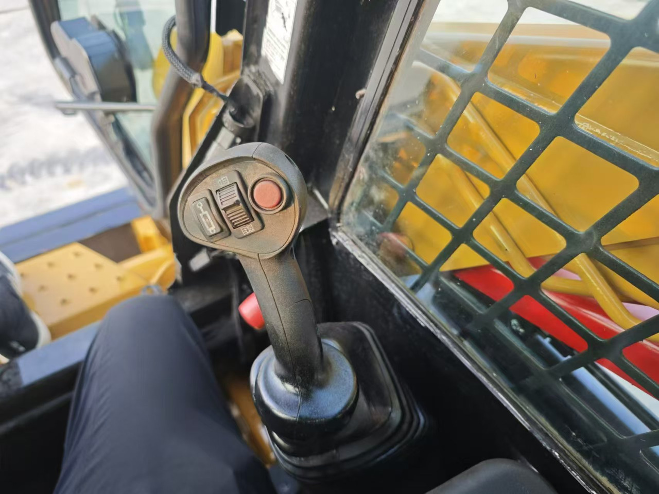 CATERPILLAR 246C - מעמיס היגוי החלקה: תמונה 5 CATERPILLAR 246C - מעמיס היגוי החלקה: תמונה 5