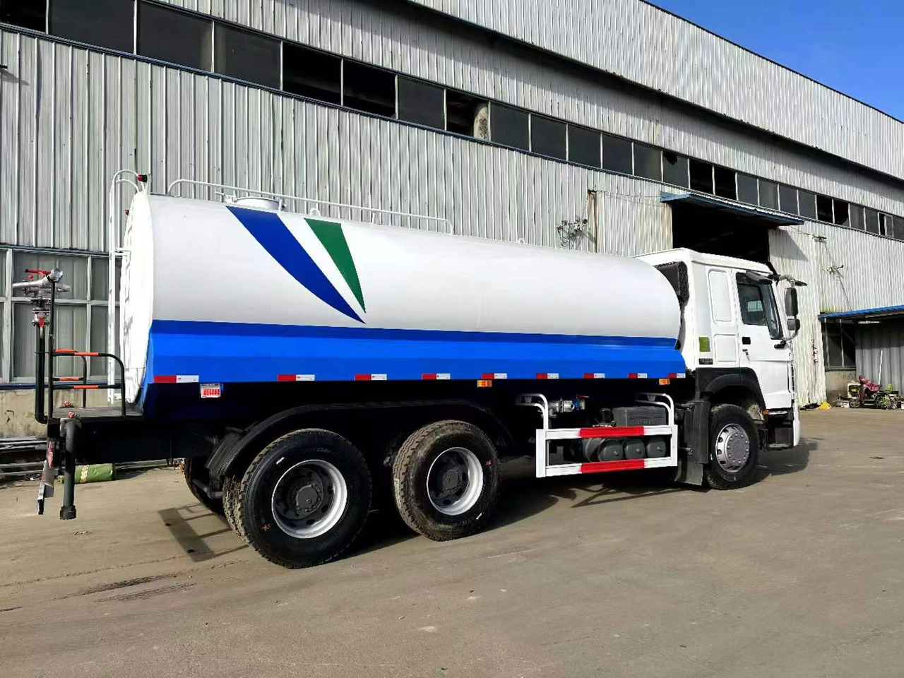 SINOTRUK 20 cubic meters tanker - משאית מכל: תמונה 5 SINOTRUK 20 cubic meters tanker - משאית מכל: תמונה 5
