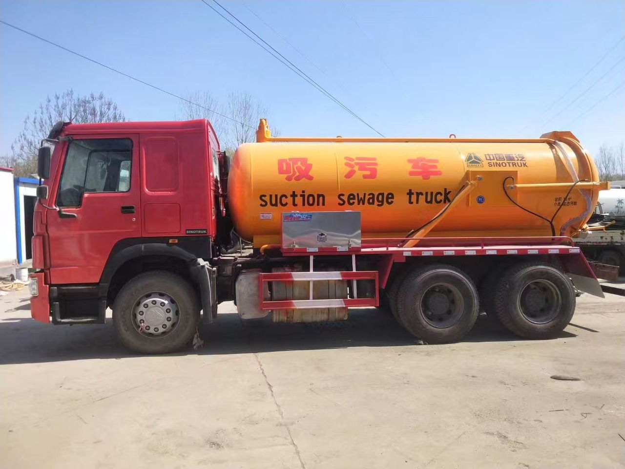 SINOTRUK SINOTRUK 336 suction sewage truck - מוביל מכולות/ משאית החלפת גוף: תמונה 1 SINOTRUK SINOTRUK 336 suction sewage truck - מוביל מכולות/ משאית החלפת גוף: תמונה 1