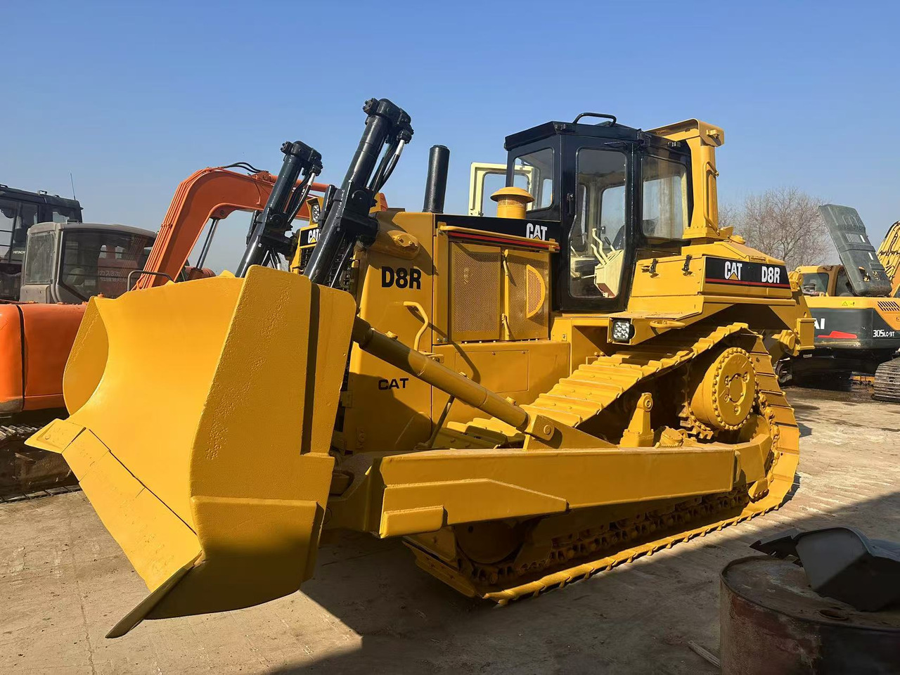CATERPILLAR Used Bulldozer D8R Hotsale D6R D7G - מכונת בנייה: תמונה 1 CATERPILLAR Used Bulldozer D8R Hotsale D6R D7G - מכונת בנייה: תמונה 1