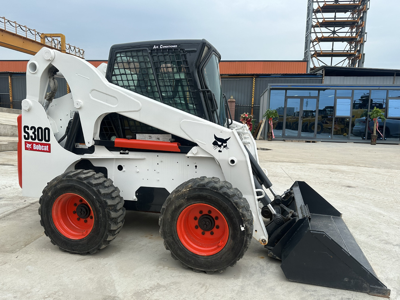 Second hand Hot sale skid-steers Bobcat S300 - מעמיס היגוי החלקה: תמונה 4 Second hand Hot sale skid-steers Bobcat S300 - מעמיס היגוי החלקה: תמונה 4