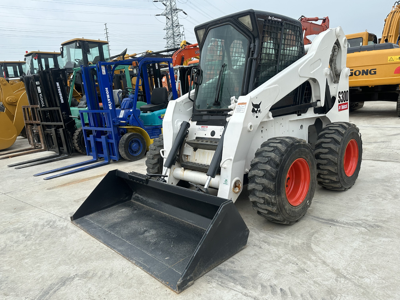 Second hand Hot sale skid-steers Bobcat S300 - מעמיס היגוי החלקה: תמונה 1 Second hand Hot sale skid-steers Bobcat S300 - מעמיס היגוי החלקה: תמונה 1
