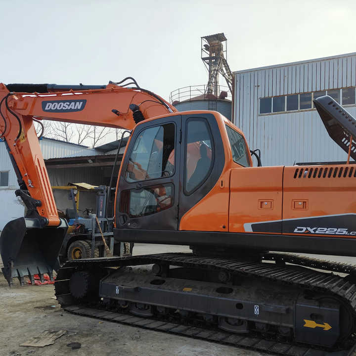 Used Excavator Doosan DX225LC-9 Excavators Mini Equipment Earth Moving Machinery Doosan Digger Excavator for Sale - מחפר סורק: תמונה 3 Used Excavator Doosan DX225LC-9 Excavators Mini Equipment Earth Moving Machinery Doosan Digger Excavator for Sale - מחפר סורק: תמונה 3